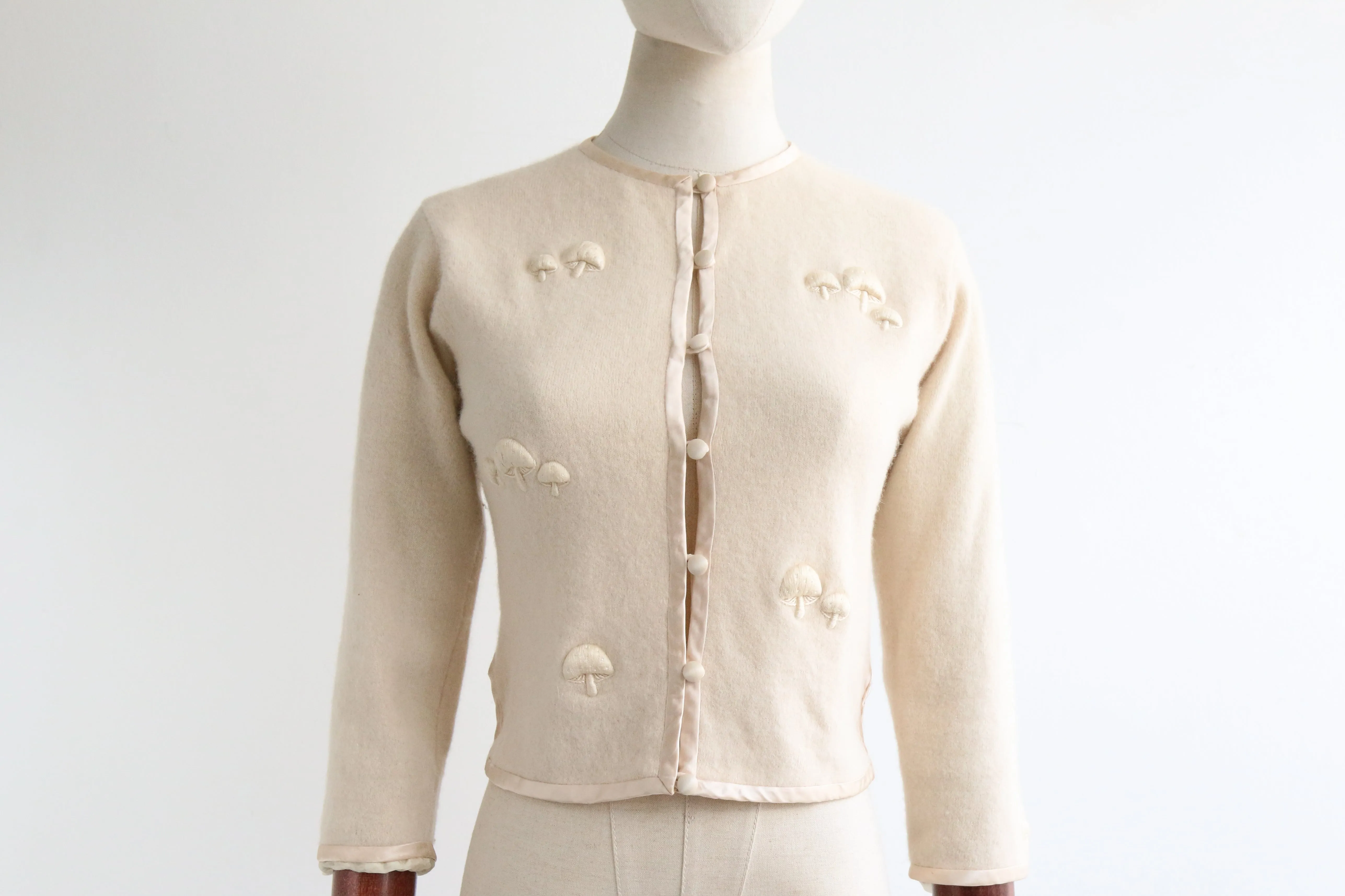 "Cream Mushrooms" Vintage 1950's Cream Mushroom Embroidered Cardigan UK 10 US 6